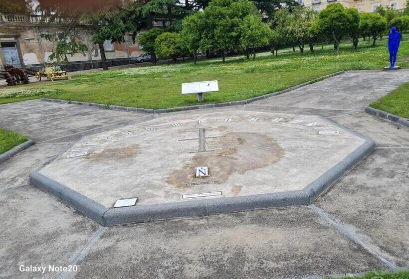 דירת חדר, I Papiri