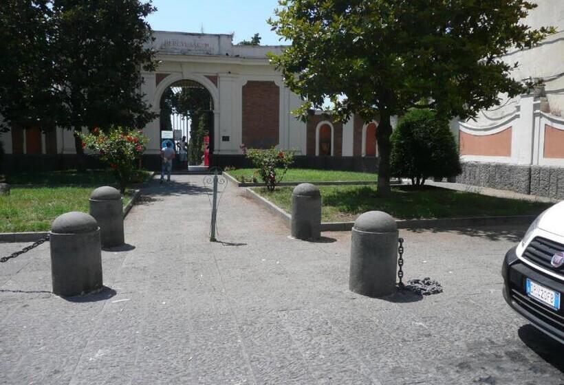 דירת חדר, I Papiri