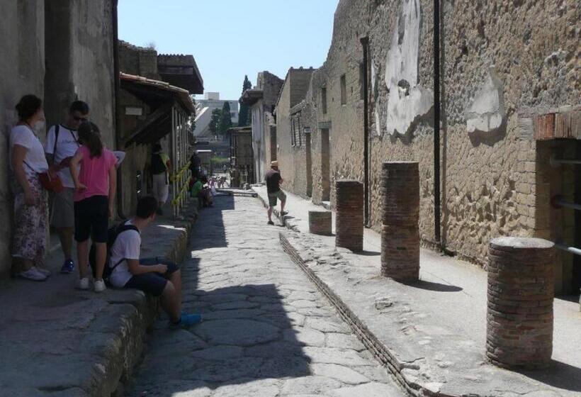 דירת חדר, I Papiri