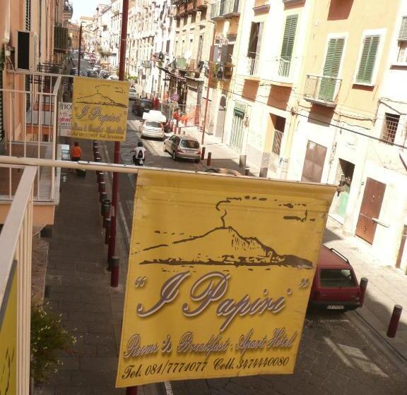 דירת חדר, I Papiri