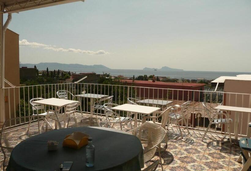 דירת חדר, I Papiri