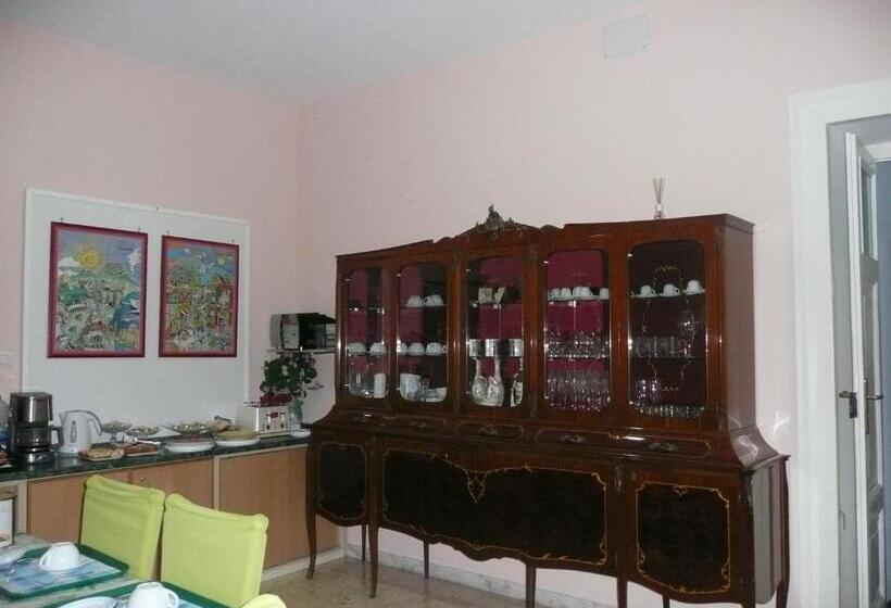 דירת חדר, I Papiri