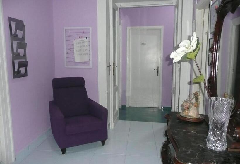 דירת חדר, I Papiri