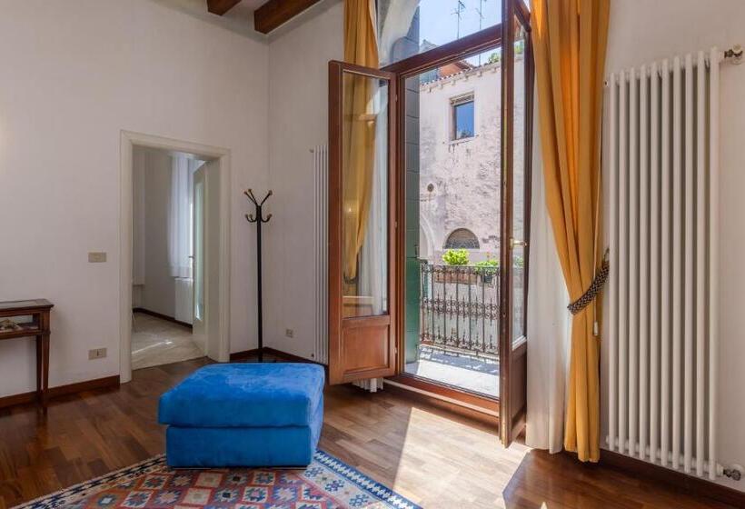 Suite com Vistas, Corte Nova