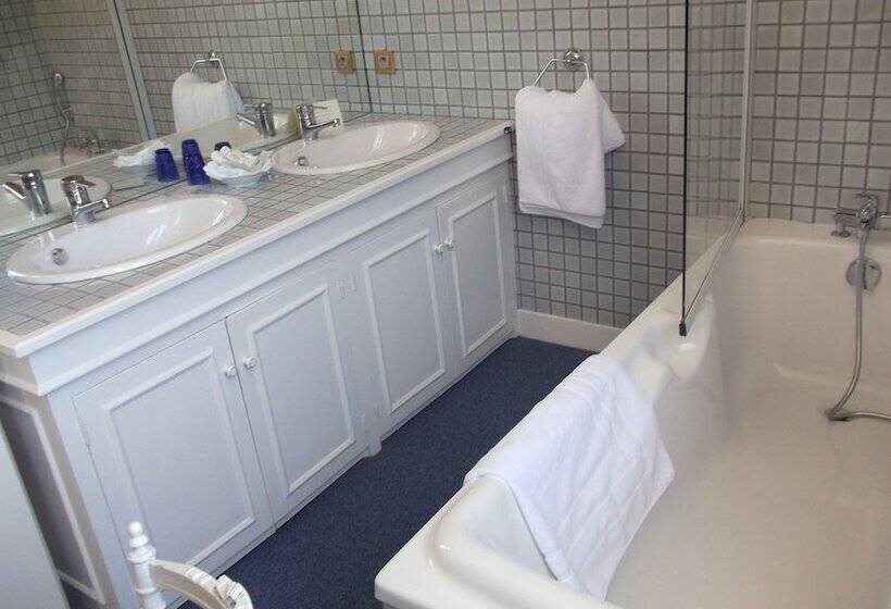 四人高级间, Château De Nieuil