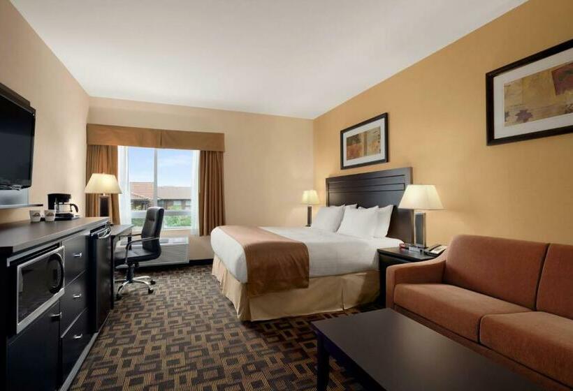 חדר סטנדרט עם מיטת קינג, Days Inn & Suites By Wyndham Winnipeg Airport Manitoba