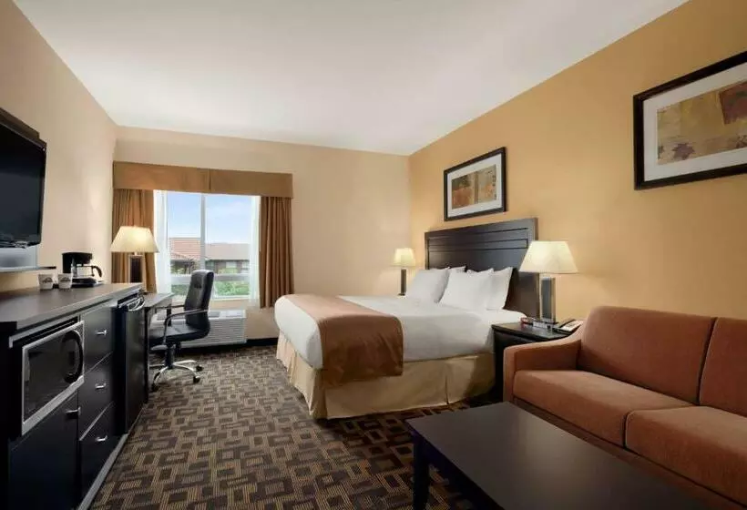 キングサイズベッドのスタンダードルーム, Days Inn & Suites By Wyndham Winnipeg Airport Manitoba