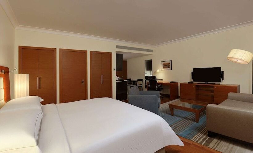 غرفة قياسية سرير كينج, Hilton Bangalore Embassy Golflinks