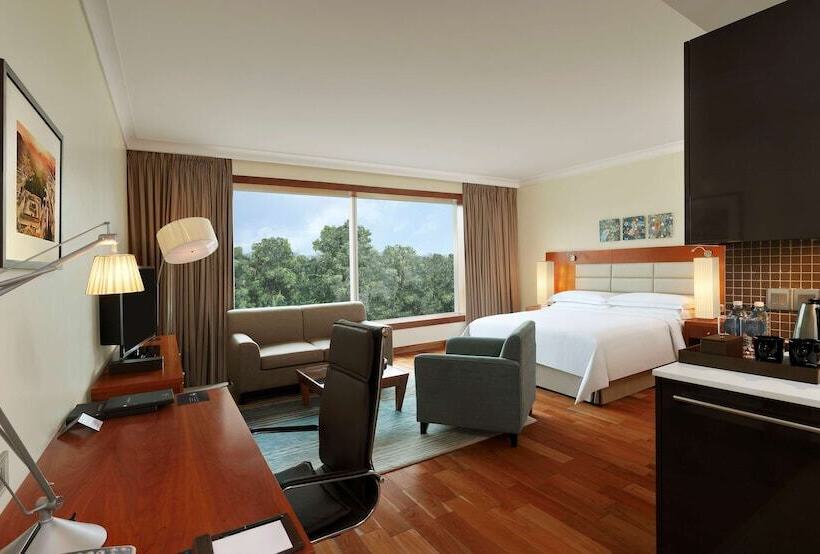 غرفة قياسية سرير كينج, Hilton Bangalore Embassy Golflinks