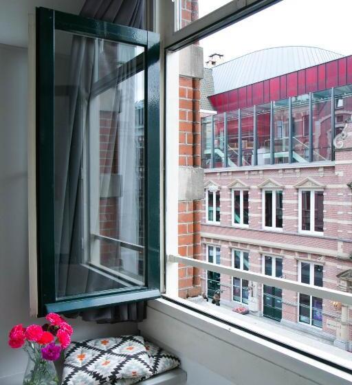 اتاق استاندارد سه نفره, La Boheme