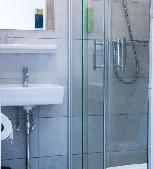 اتاق استاندارد یک تخته با سرویس بهداشتی مشترک, La Boheme