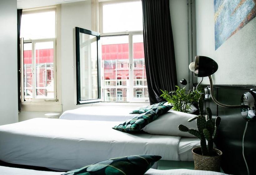 اتاق استاندارد سه نفره, La Boheme