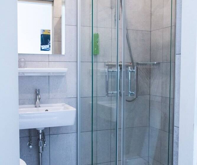 اتاق استاندارد سه نفره, La Boheme