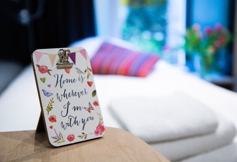 اتاق استاندارد یک تخته با سرویس بهداشتی مشترک, La Boheme