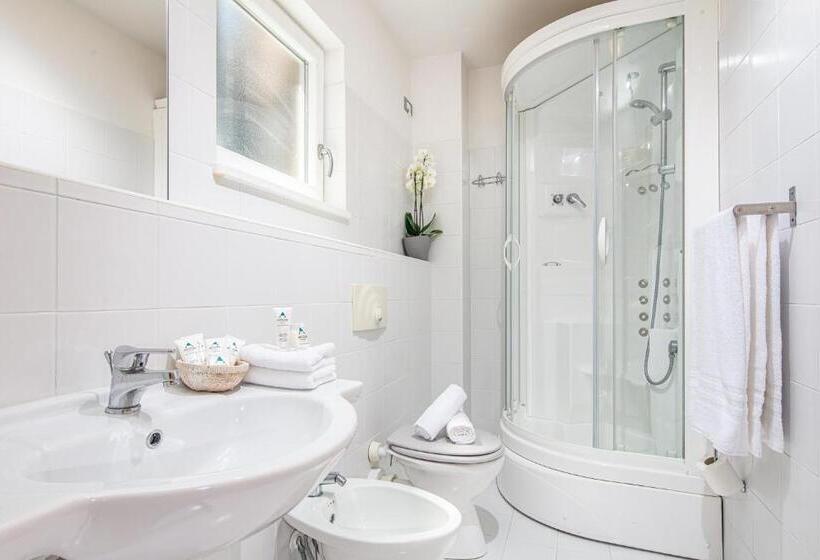 经典四人房间, Martini