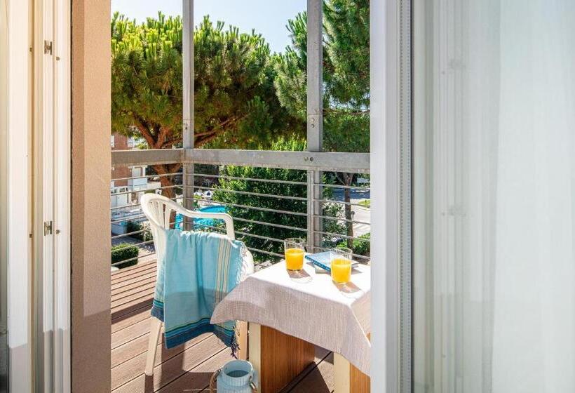 泳池景标准四人房间, Martini