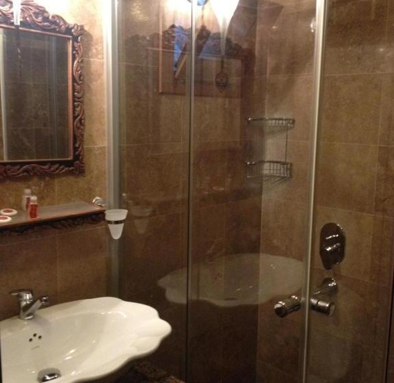 标准三人间, Nilya