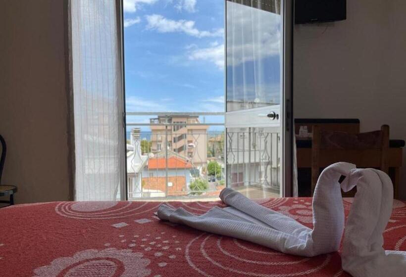 חדר קלאסי לשלושה, Orlov