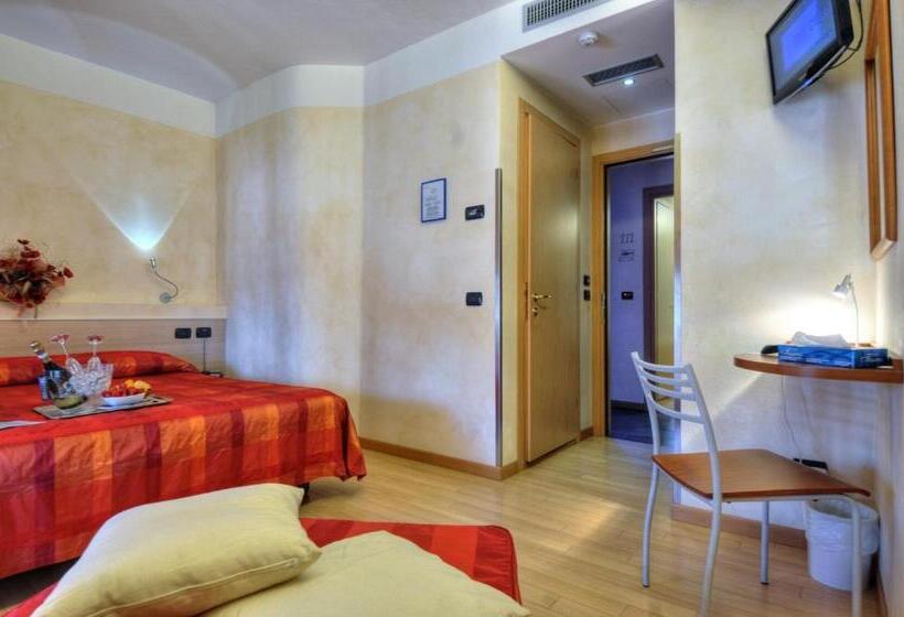 חדר סטנדרט לשלושה, Savoia