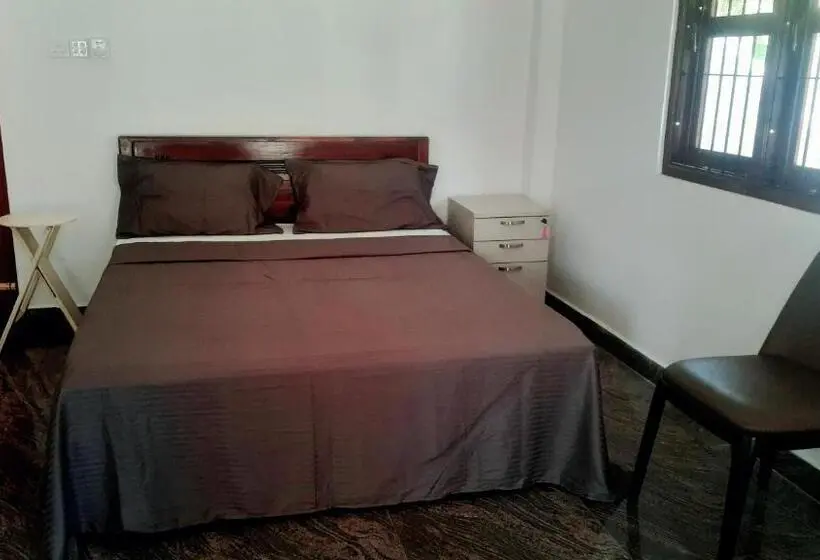 اتاق اکونومی یک تخته, Airport Layover B&b