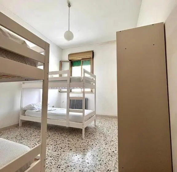 ルームシェアのワンベッド, Ostello E Camere Private Prima Luce Foresteria