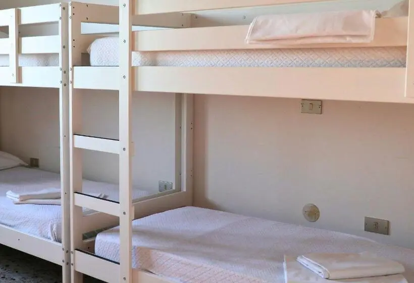 ルームシェアのワンベッド, Ostello E Camere Private Prima Luce Foresteria