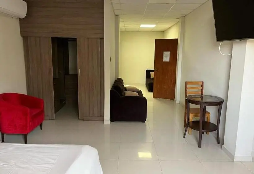 استودیو خانوادگی, Hospedaje Bolognesi