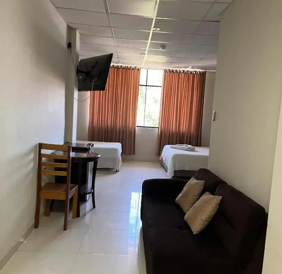 استودیو خانوادگی, Hospedaje Bolognesi