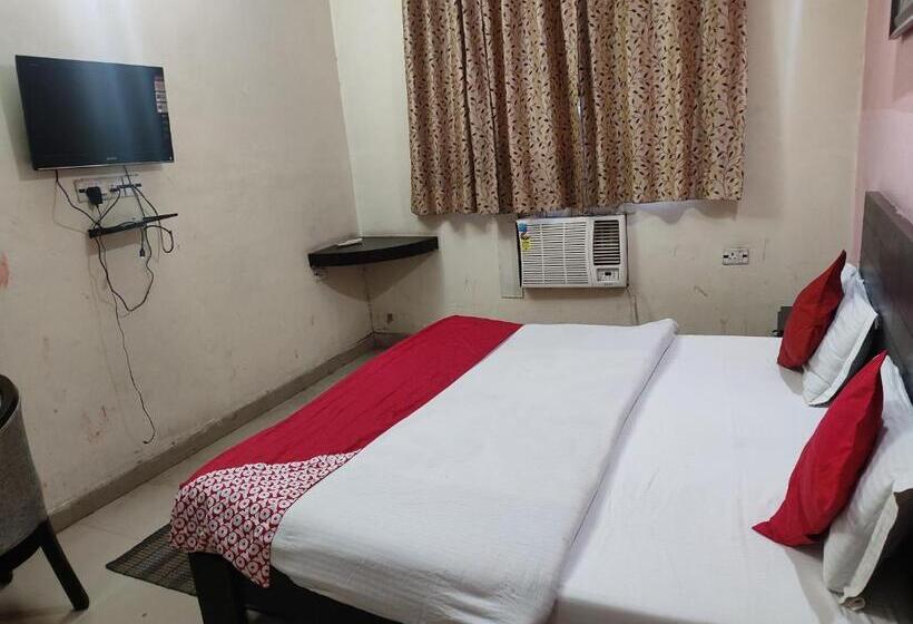 Classic Kolmen Hengen Huone, Oyo 87256 Nu Regency Hotal Dharuhera