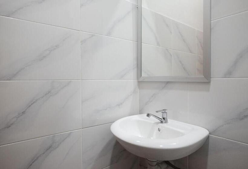 Säng i Delat Rum, Reddoorz Hostel Near Lawang Sewu Semarang