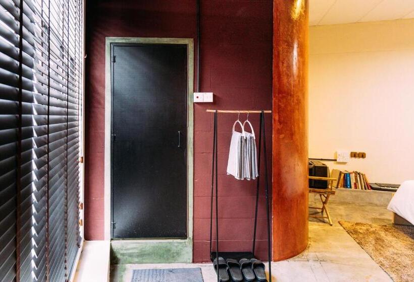 חדר סטנדרט, Walkup To Siar  Children Not Allowed