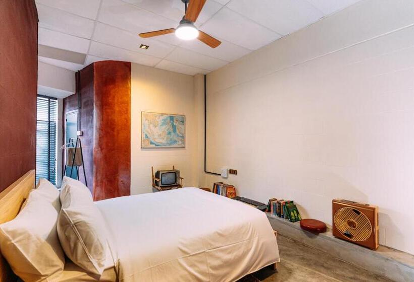 חדר סטנדרט, Walkup To Siar  Children Not Allowed