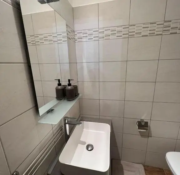 اتاق استاندارد سه تخته با سرویس بهداشتی مشترک, Bergamoincity