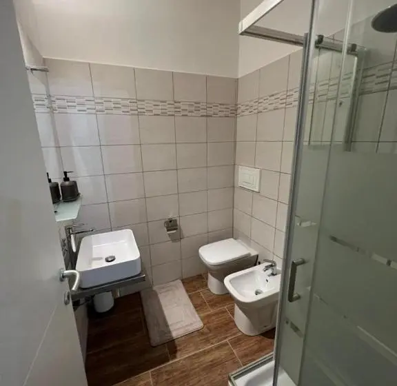 اتاق استاندارد سه تخته با سرویس بهداشتی مشترک, Bergamoincity