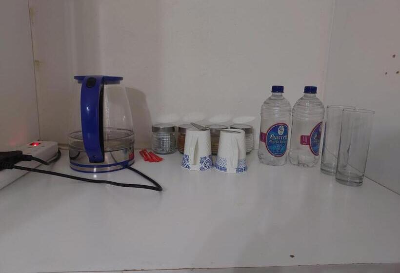 이코노미 룸, Garrett B&b