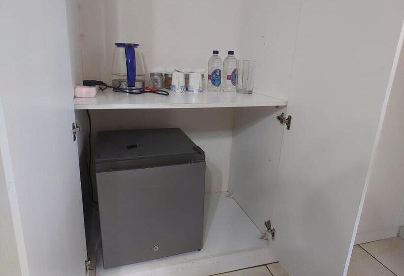 이코노미 룸, Garrett B&b