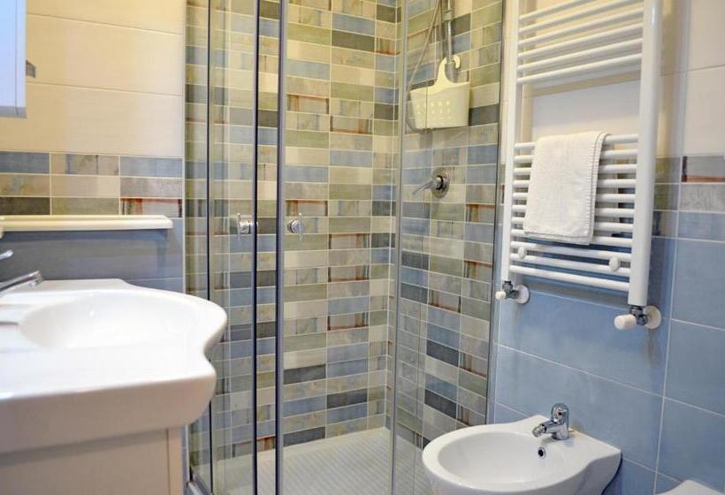 غرفة قياسية رباعية, Midway House Italy