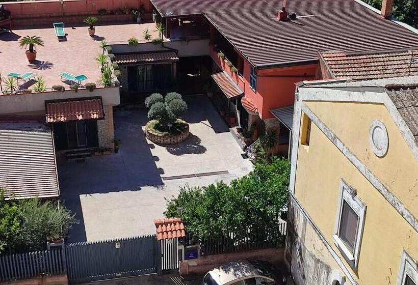 Четырехместный Номер Стандарт, Midway House Italy