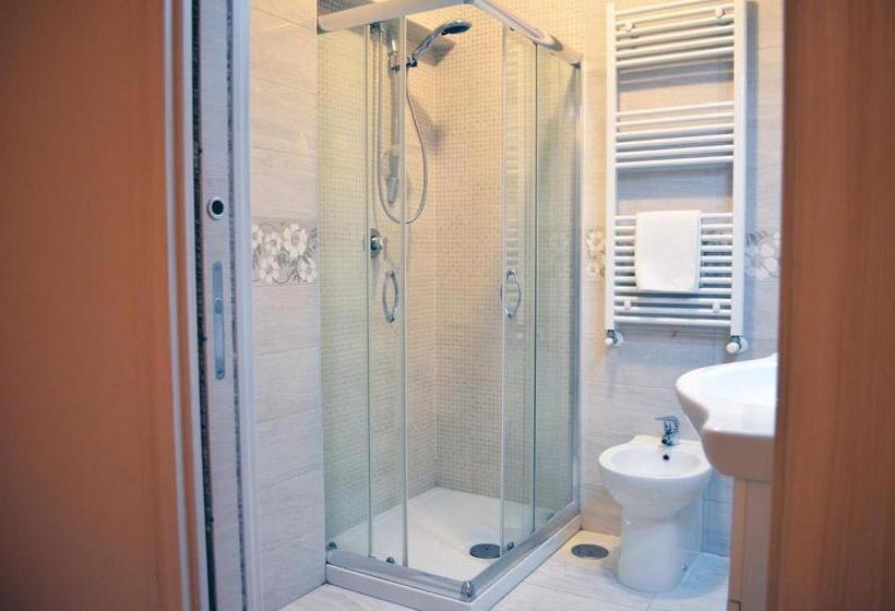 غرفة قياسية ثلاثية, Midway House Italy