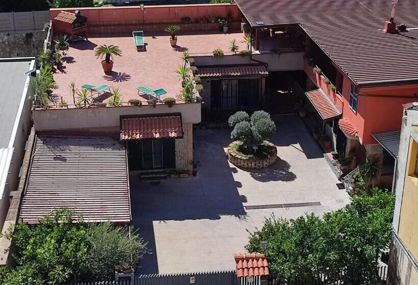 غرفة قياسية ثلاثية, Midway House Italy