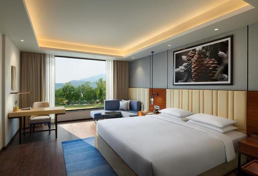 스탠다드 룸 킹사이즈 침대, Hyatt Regency Dehradun Resort And Spa