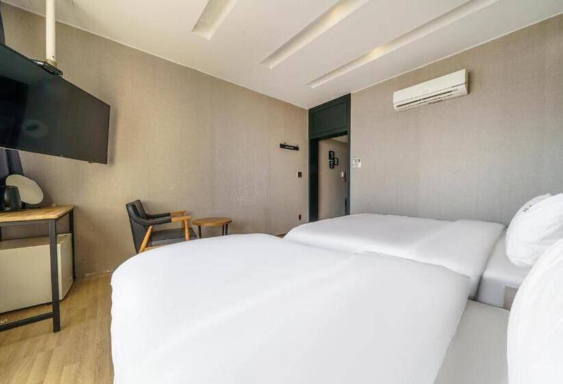 اتاق لوکس با چشم‌انداز دریا, Jk