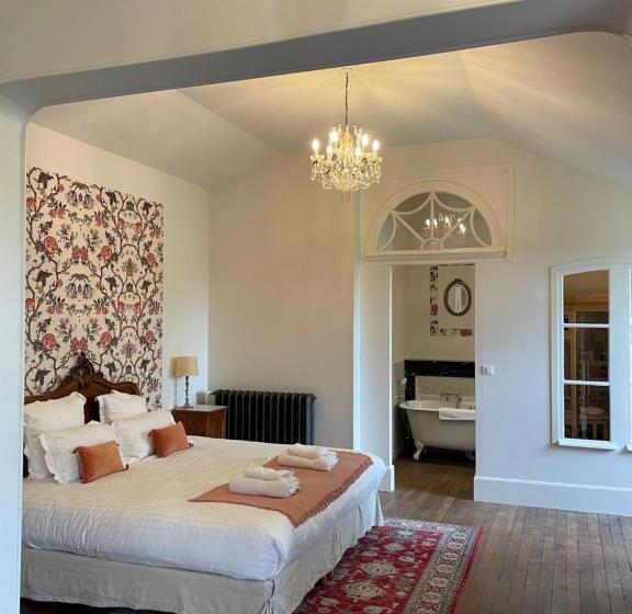 جناح مزوَّد بشرفة, Château Le Fresne