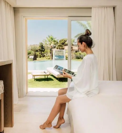 キングサイズベッド、ビュー付きデラックスルーム, 7pines Resort Sardinia   A Destination By Hyatt