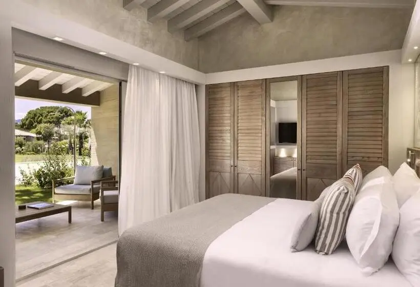 Suite with lake view, 7pines Resort Sardinia   A Destination By Hyatt