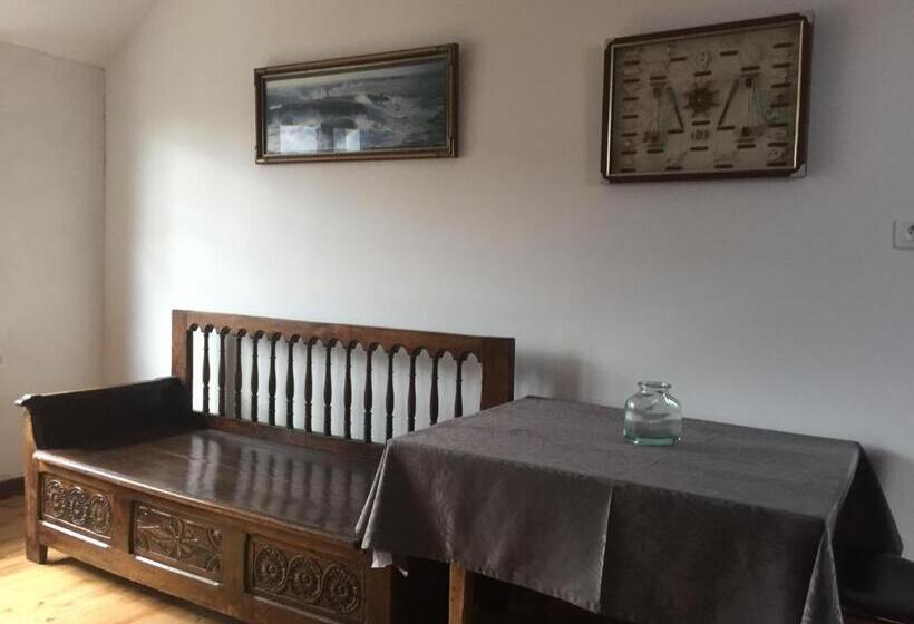 Стандартный внешний трехместный номер с ванной комнатой, Chambres De Scavet