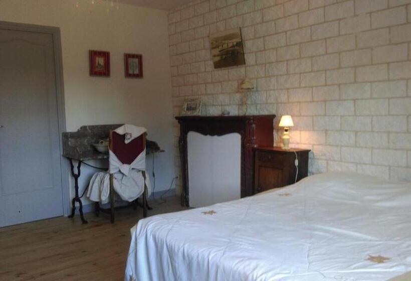 Стандартный внешний трехместный номер с ванной комнатой, Chambres De Scavet