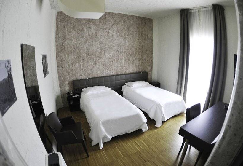 חדר סטנדרט, Ekk