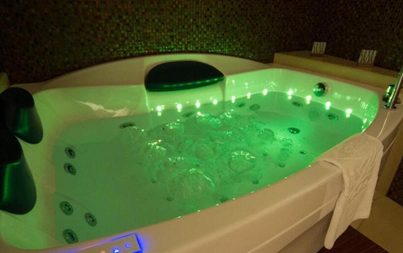 סוויטה עם ג'קוזי, Flora