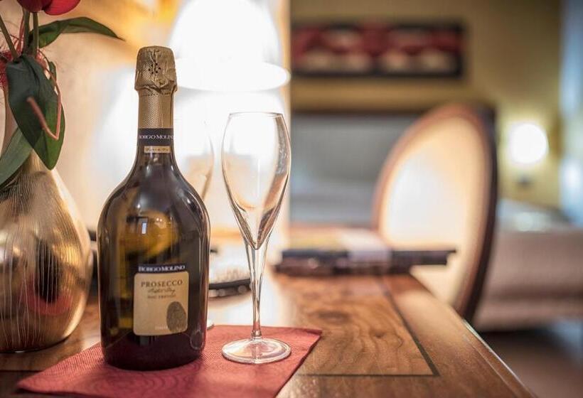 جناح مزود بجاكوزى, Flora